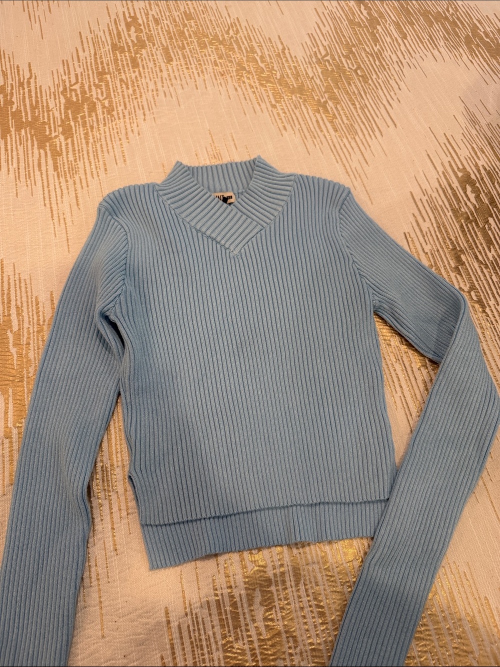 Point V-Neck Cropped Sweater